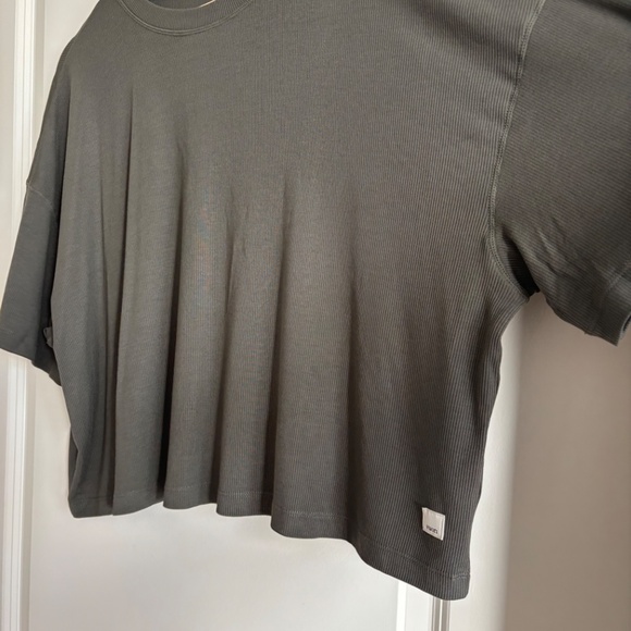 Vuori cove crop woman’s short sleeve crewneck T-shirt size M - Picture 12 of 13